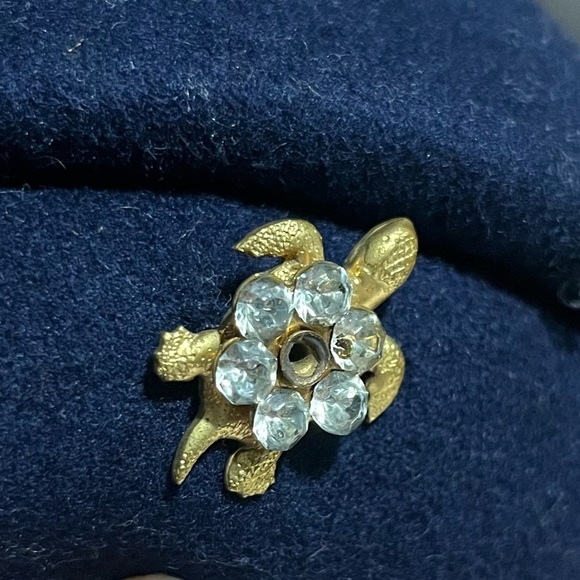 Sandswept Elegant Navy Beret with Seaturtle Pin